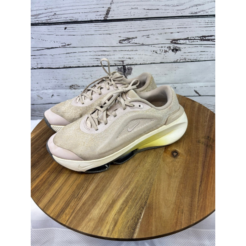 Women's Nike Athletic Shoes 9.5 Beige Yellow